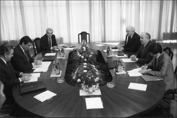 Договор между ссср и афганистаном. Женевские соглашения по Афганистану 1988. Переговоры в Женеве 1988. 1988 Горбачев Афганистан.